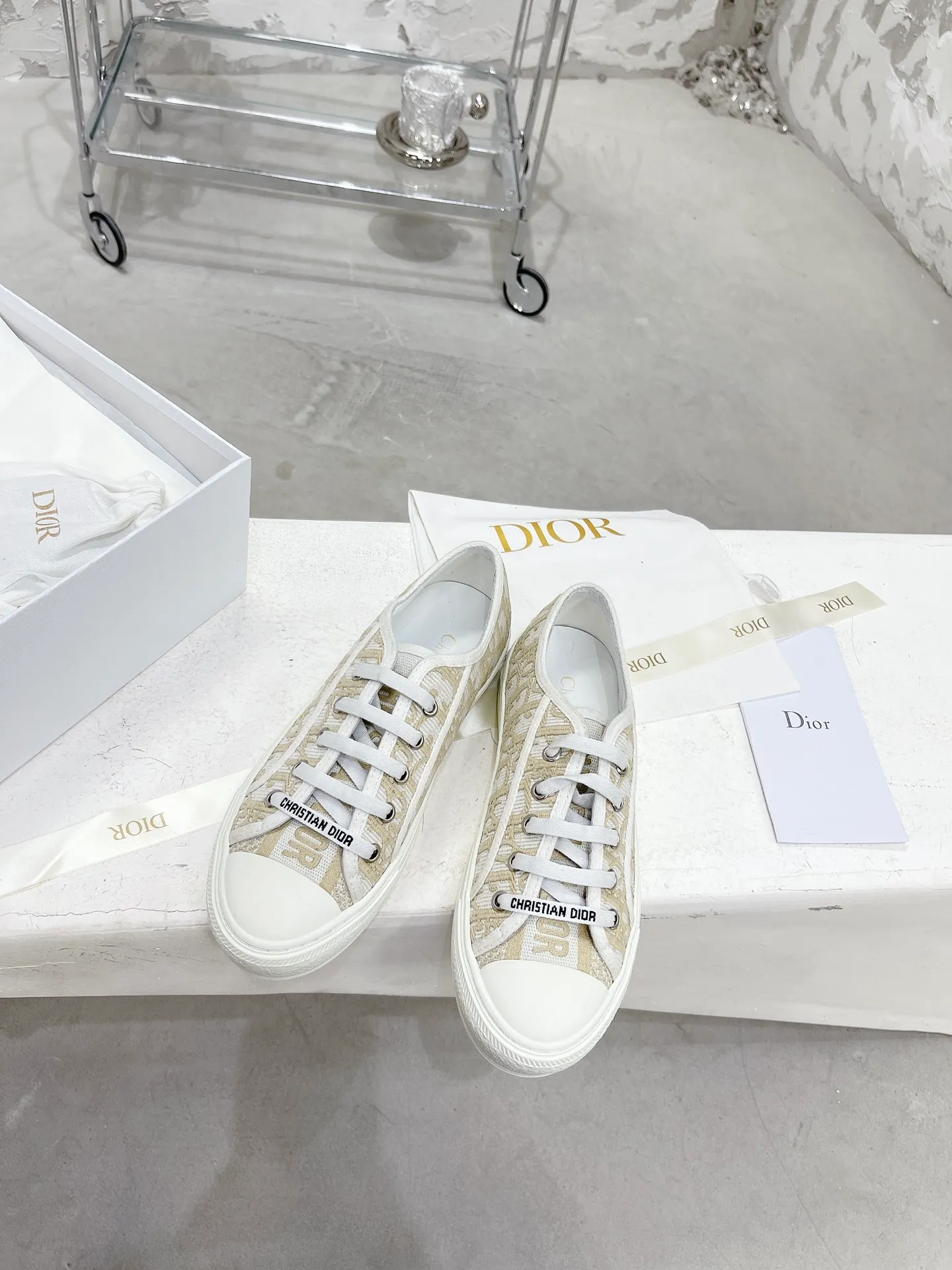 👟👟Ex-factory price 480👟👟 Women's Shoes Women's Clothing WALK N DIOR Embroidered Canvas Shoes Flat Casual Shoes Valentine's Day Limited Edition Sneaker Series Cotton Silk Double-sided Three-dimensional Embroidery, Authentic Stores Rush to Buy and Release Hot Style, Ins Star Internet Celebrity Concave Style Show.  All materials of this shoe are original molds, right down to the hardware, laces, outsole, 👟👟 ex-factory price U mid-pad... The upper fabric is made of double-sided pure cotton silk three-dimensional electric embroidery. Each style looks colorful, but it does not make it difficult to match clothes. The entire series is like a piece of handicraft, unique!  ▪️Inner lining: full-grain mixed sheep silk sheepskin ▪️Foot pads: imported cowhide of the same color, comfortable to the feet ▪️My last style is exactly the same as Z👟👟 ex-factory price, welcome to compare. My color matching is complete, and the counter has a full set of packaging. Code number: 35-40 (women's model 41 is custom-made and cannot be returned or exchanged)